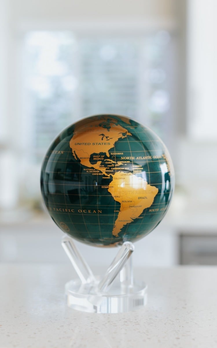 グリーンとゴールドの地球儀-【日本公式オンラインショップ】-環境光と地球の磁場で自転する 地球儀-jp.movaglobes.store