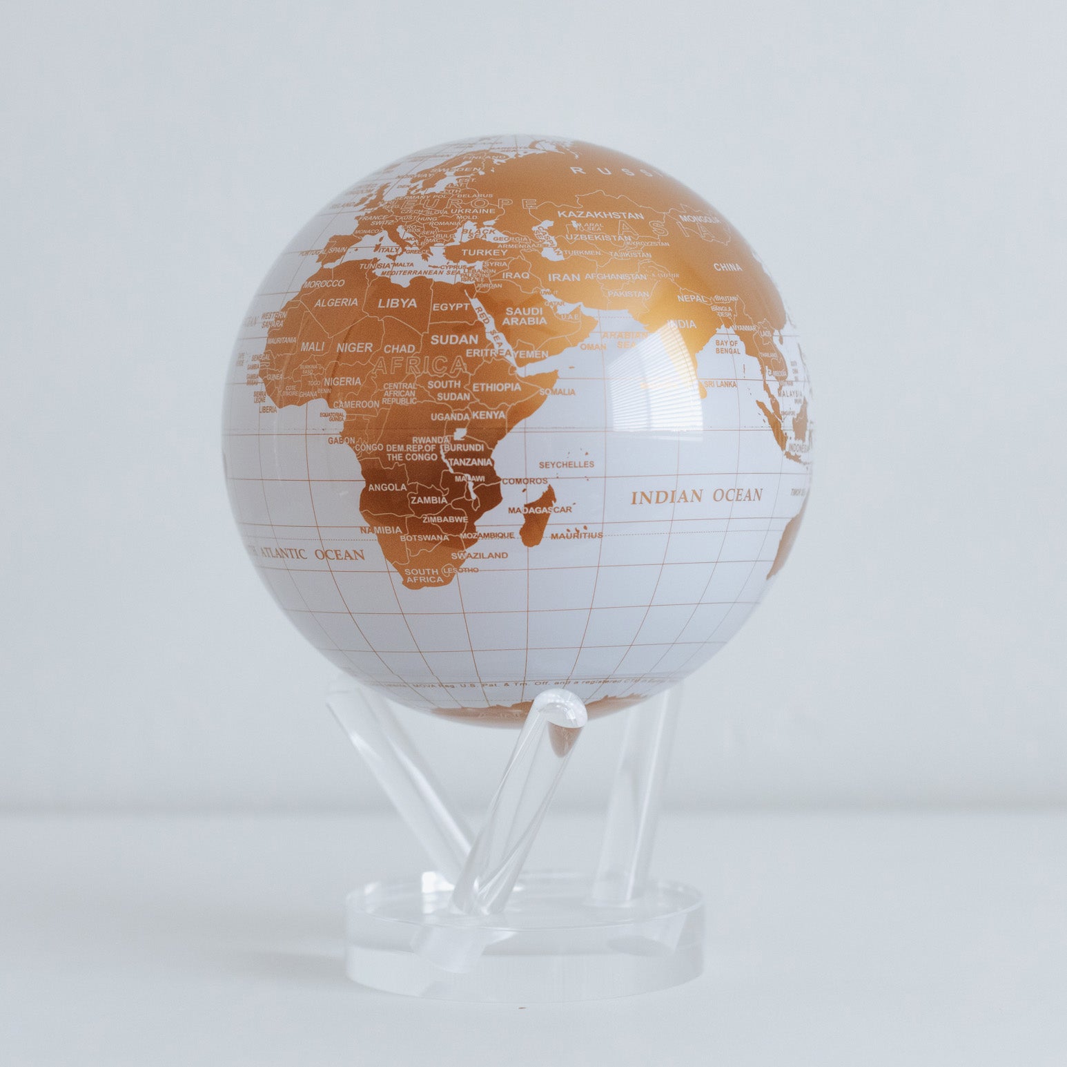 ホワイトとゴールドの地球儀-【日本公式オンラインショップ】-環境光と地球の磁場で自転する 地球儀
