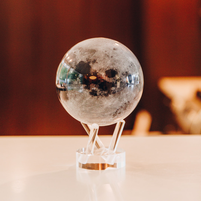 ブルー世界地図：日本語版 × 月