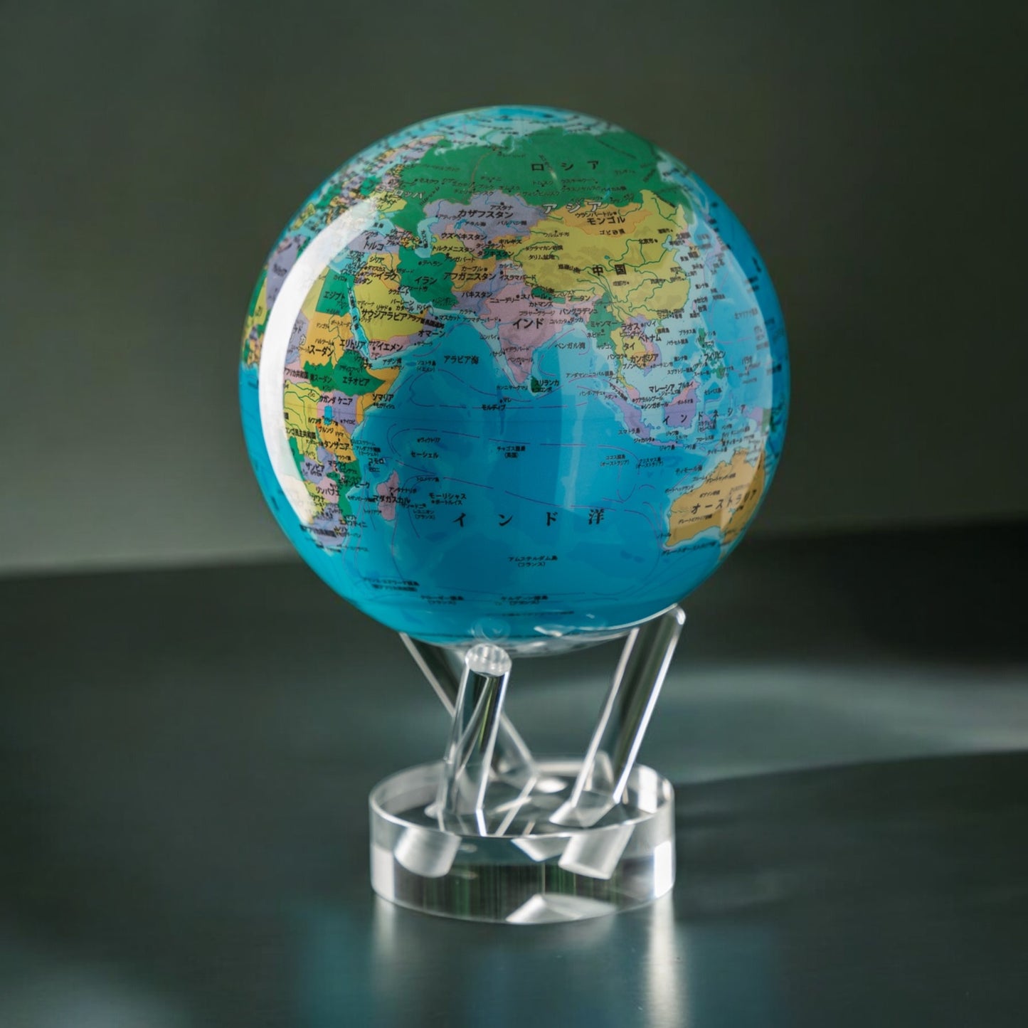 ブルー世界地図：日本語版 × 月