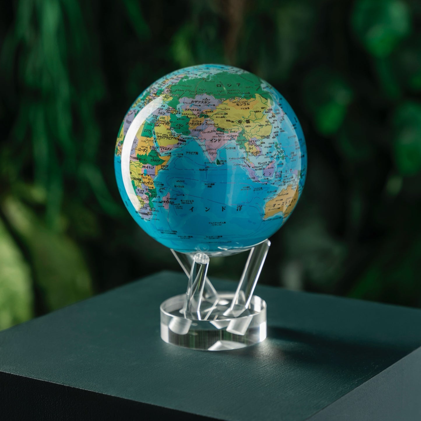 ブルー世界地図：日本語版 × 月