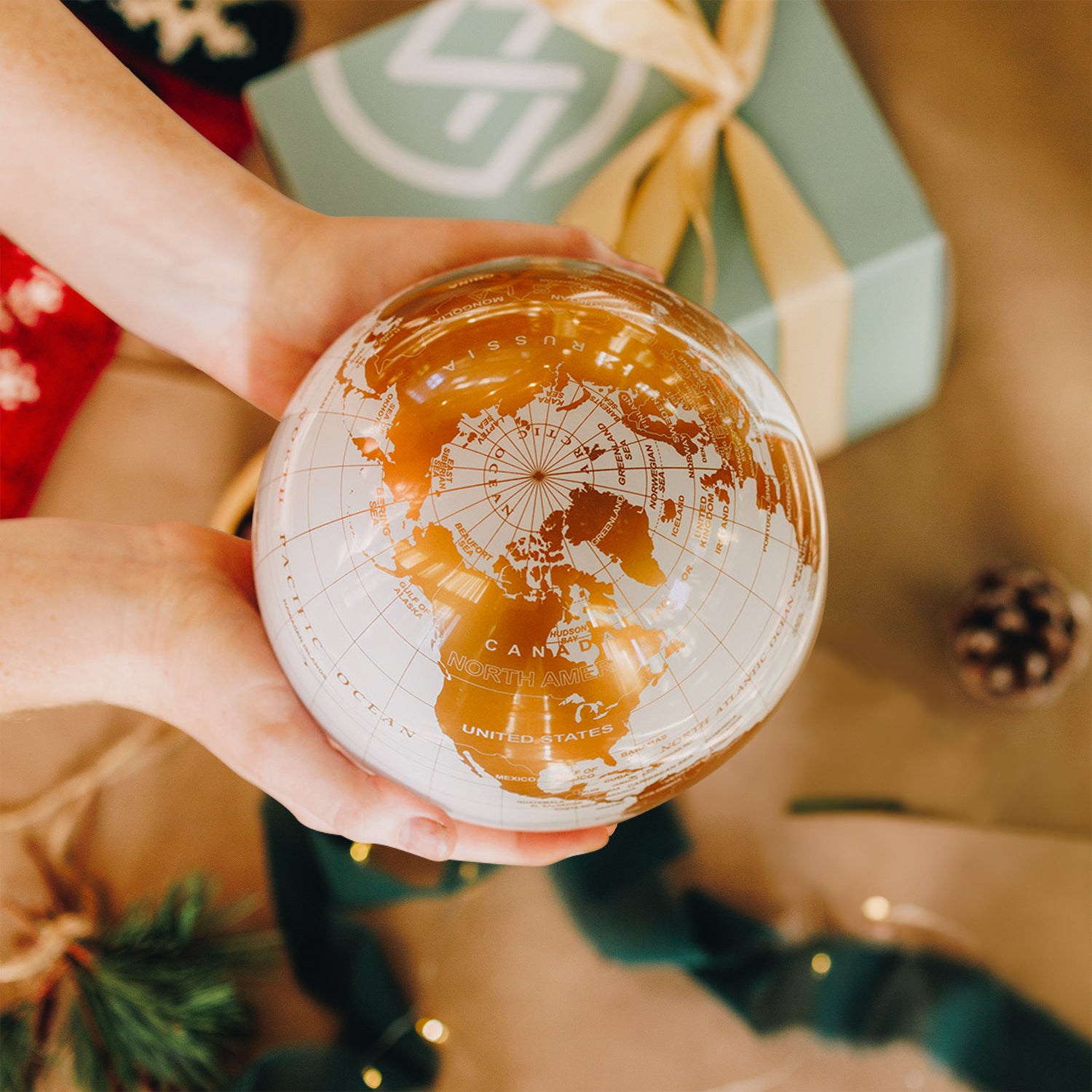 MOVA Globe モバグローブ | 光で回る不思議な地球儀｜ゴールド