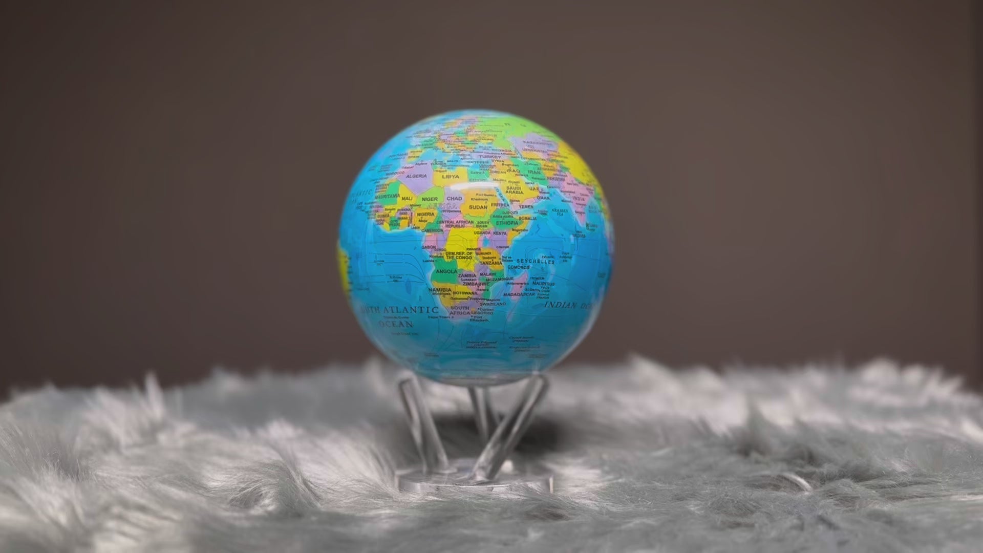 MOVA Globe モバグローブ | 光で回る地球儀｜OCEAN BLUE POLITICAL MAP