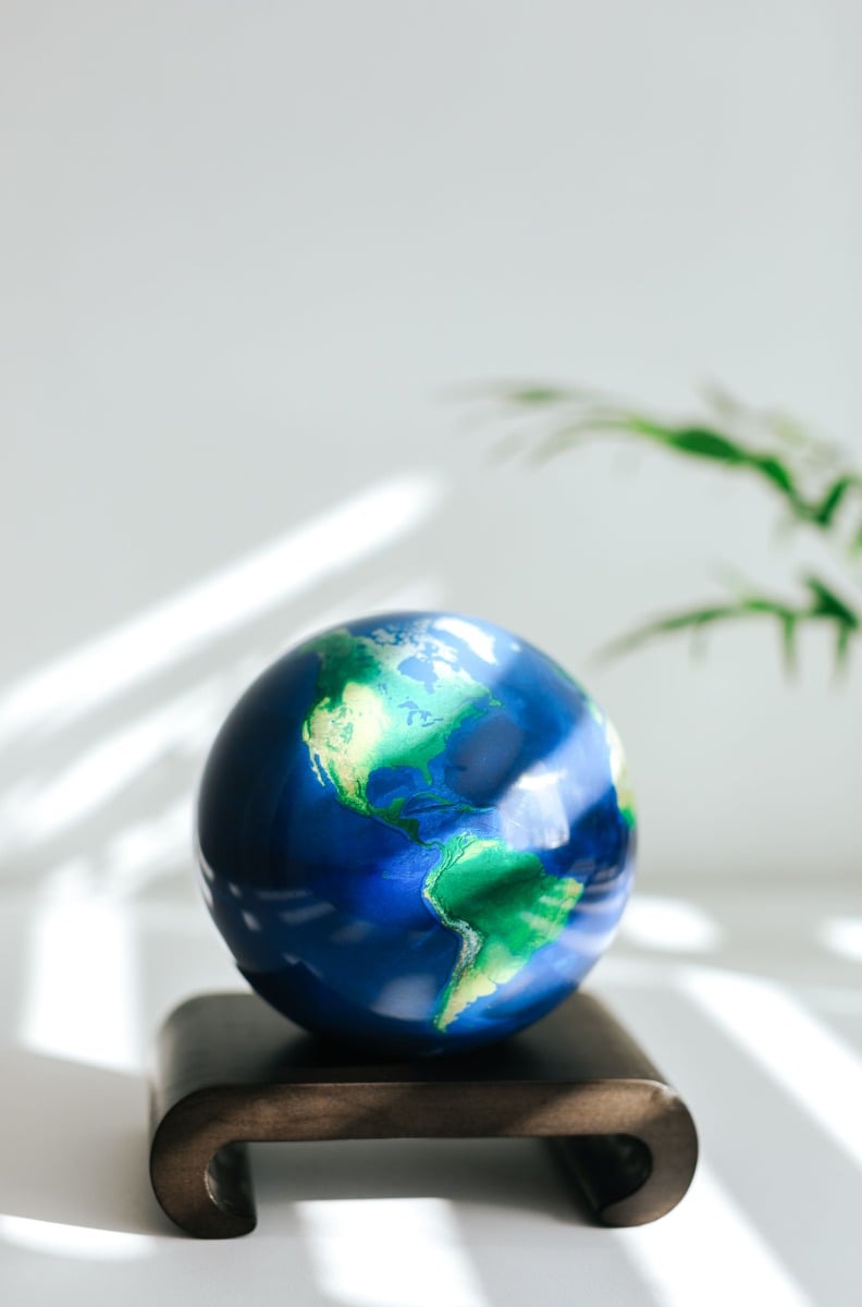 MOVA Globe モバグローブ | 光で回る不思議な地球儀｜EARTH | NASAの 